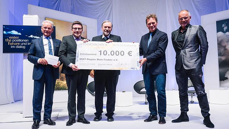 Spende der Wittenstein-Stiftung für die 'MINT-Region Main-Tauber' (von links): Manfred Wittenstein, Vorsitzender Christoph Schauder, Klaus Schilling, Hans Koenigsmann und Michael Najjar. Spende der Wittenstein-Stiftung für die 'MINT-Region Main-Tauber' (von links): Manfred Wittenstein, Vorsitzender Christoph Schauder, Klaus Schilling, Hans Koenigsmann und Michael Najjar.