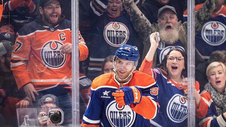 Edmonton Oilers - Nashville Predators       -  Connor McDavid erreicht mit seinem 1000. Scorer-Punkt einen Meilenstein.