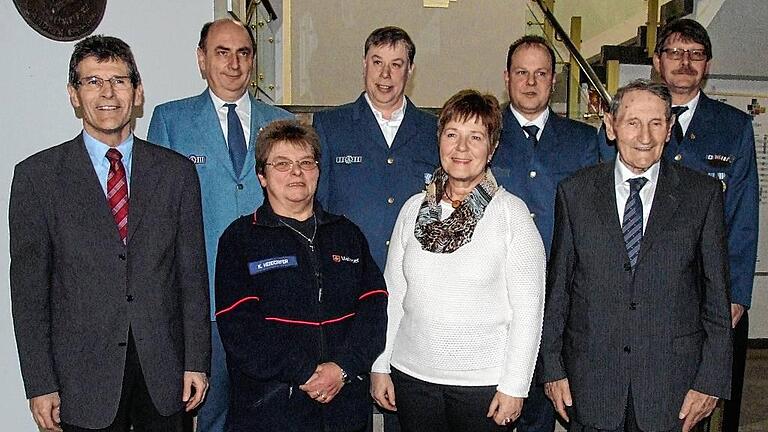 Sieben ehrenamtliche Helfer wurden im Bocksbeutelkeller des Landratsamtes geehrt. Im Bild vorne von links: Landrat Thomas Schiebel, Kornelia Hessdörfer, Gabi Herr und Georg Fertig; hintere Reihe: Karl-Hermann Hummel, Paul Bumm, Christian Roth und Hubert König.