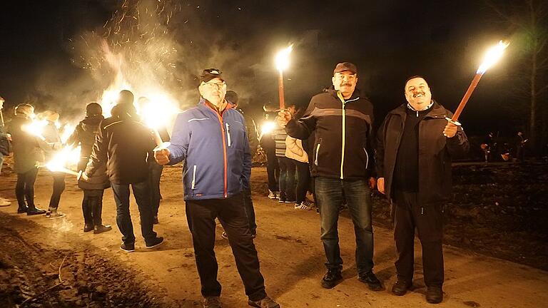 Es war das letzte Fackelfeuer der Bürgerinitiative &bdquo;UmWeg&rdquo;. Der Bau der Ortsumgehung Wegfurt wird realisiert, das Ziel der Bürgerinitiative ist in greifbarer Nähe. Andreas Griebel (rechts) Sprecher der Initiative, freute sich mit weiteren Bürgern über das Erreichte.