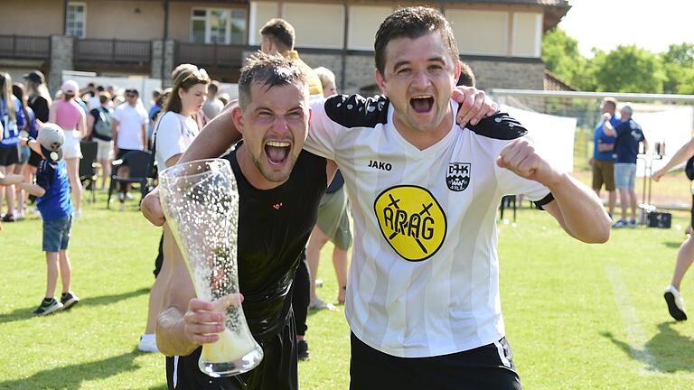 Absolute Erleichterung: Spielertrainer Oliver Stumpf (links) und Ionut Neata bejubeln ausgelassen die Kreisklassen-Meisterschaft der DJK Salz/Mühlbach.