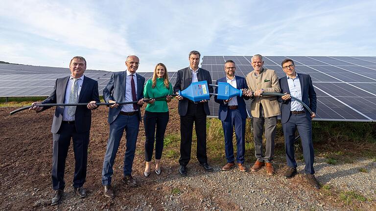 'Angesteckt is', wenngleich nur symbolisch: Ministerpräsident Markus Söder (Mitte) eröffnete den Solarpark Bundorf, mit dabei (von links): Bürgermeister Hubert Endres, Landrat Wilhelm Schneider, Staatsministerin Judith Gerlach, Christoph Strasser (CEO Maxsolar GmbH), MdL Steffen Vogel und Pascal Lang (Vorstandsvorsitzender EGIS eG).