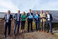 'Angesteckt is', wenngleich nur symbolisch: Ministerpräsident Markus Söder (Mitte) eröffnete den Solarpark Bundorf, mit dabei (von links): Bürgermeister Hubert Endres, Landrat Wilhelm Schneider, Staatsministerin Judith Gerlach, Christoph Strasser (CEO Maxsolar GmbH), MdL Steffen Vogel und Pascal Lang (Vorstandsvorsitzender EGIS eG).