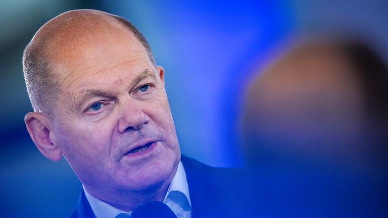 Bundeskanzler beim Bürgerdialog       -  Bundeskanzler Olaf Scholz /(SPD) stellt sich in Schwerin den Fragen von Bürgern.