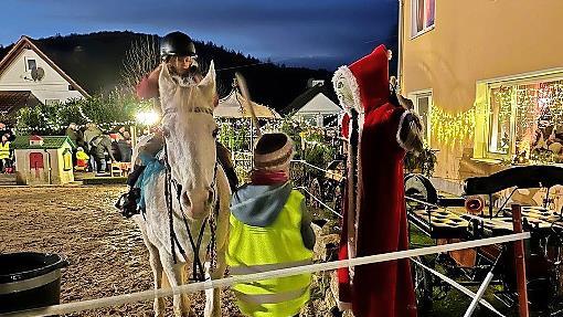 Kostenloses Ponyreiten gehört beim Rupbodener Stalladvent ebenso dazu wie der Nikolaus.       -  Kostenloses Ponyreiten gehört beim Rupbodener Stalladvent ebenso dazu wie der Nikolaus.