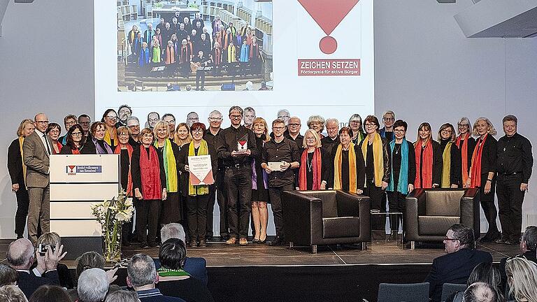 Über den Preis der Bürgerstiftung der VR-Bank Würzburg freute sich der Gospelchor Troubadour aus Rimpar. Die Laudatio hielt Joachim Erhard. Der Chor sang Medleys aus afrikanischen Liedern und Gospelklassikern.