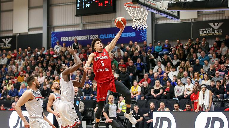 Joshua Obiesie (und links von ihm Gabriel Olaseni) beim von Bowlin gewünschten Dunk.