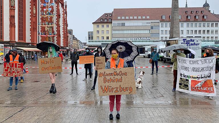 Protest mit Abstand: Gut 30 Menschen haben am Samstag auf dem Marktplatz für eine Evakuierung von Flüchtlingslagern protestiert.