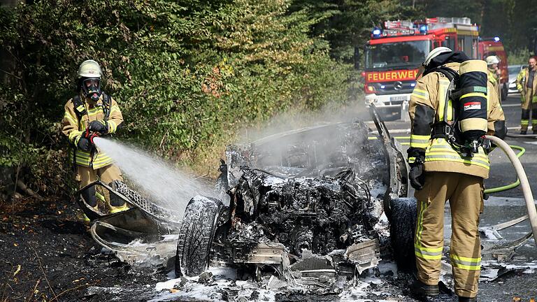 Nach dem Raubüberfall auf einen Geldtransport bei Alzenau sind die Täter weiter auf der Flucht. Das Bild zeigt das Fluchtfahrzeug, dass die beiden Männer nach der Tat angezündet haben sollen.