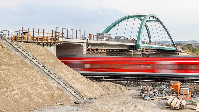 Der Zugverkehr rollt bereits unter der neuen Mainbrücke. Bis Autos auf ihr fahren können, dauert es noch bis Ende Oktober.&nbsp;