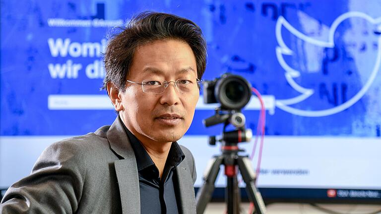 Der Würzburger Anwalt Chan-jo Jun unterstützt die ehemalige 'Germany's Next Topmodel'-Kandidatin Lijana Kaggwa in ihrem Kampf gegen Cybermobbing rund um GNTM. Der Würzburger Anwalt Chan-jo Jun unterstützt die ehemalige 'Germany's Next Topmodel'-Kandidatin Lijana Kaggwa in ihrem Kampf gegen Cybermobbing rund um GNTM.