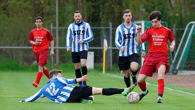 Alexander Bach (links) vom SV Waldbrunn grätscht gegen Nico Bauer vom TSV Uettingen nach dem Ball. Nachdem Waldbrunn bis zur Halbzeit führte, drehte Uettingen nach dem Seitenwechsel das Ergebnis noch um.