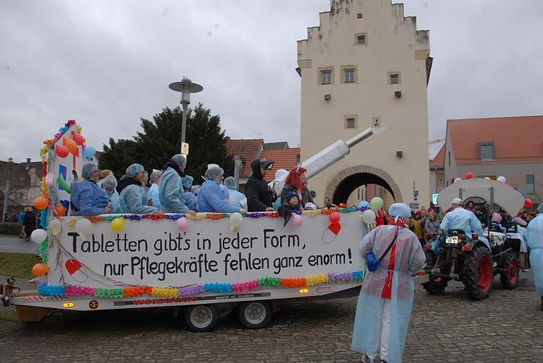 Die Missstände im Pflegebereich bekrittelte die Familie Bernard auf ihrem Themenwagen.