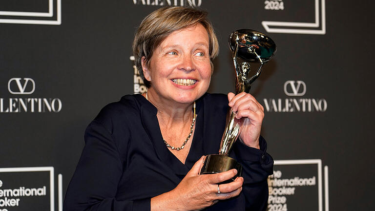 Deutsche Autorin Erpenbeck gewinnt International Booker Prize.jpeg       -  Jenny Erpenbeck, Autorin von 'Kairos', hält die Trophäe nach dem Gewinn des International Booker Prize in London.