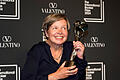 Deutsche Autorin Erpenbeck gewinnt International Booker Prize.jpeg       -  Jenny Erpenbeck, Autorin von 'Kairos', hält die Trophäe nach dem Gewinn des International Booker Prize in London.