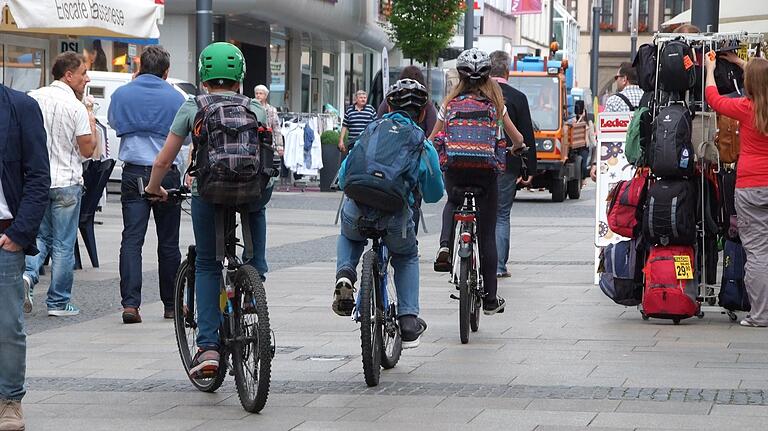 Ein Bild aus alten Tagen: Vor fünf Jahren wurde dieses Foto gemacht, wie junge Radfahrer durch die Spitalstraße fahren, als sie tagsüber noch nicht gesperrt war.