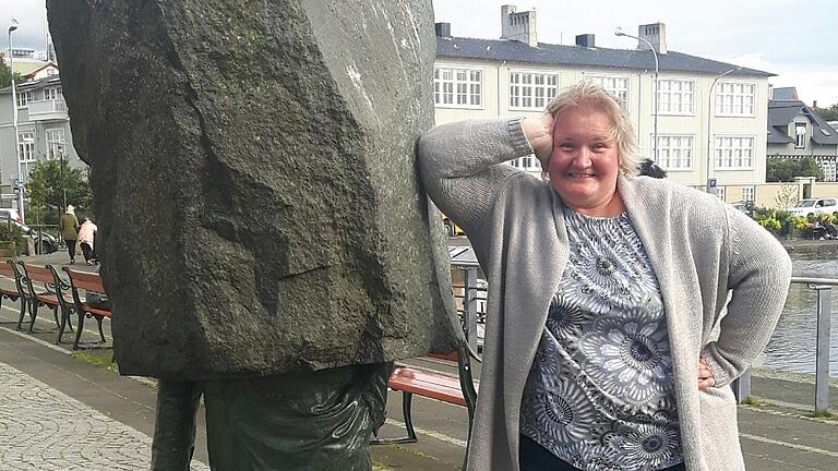 Anja Seufert liebt das Reisen. Nach ihrer Amtszeit als Bürgermeisterin von Bastheim freut sich die 43-Jährige, neue Länder kennenzulernen, sobald es die Corona-Beschränkungen wieder zulassen. Das Foto wurde im Sommer 2018 in Island aufgenommen, wo Anja Seufert in Reykjavik neben der Figur 'Der unbekannte Bürokrat' posiert.