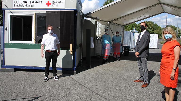 Landrätin Tamara Bischof (rechts), hier am Corona-Testzentrum in Albertshofen, noch mit Maske.