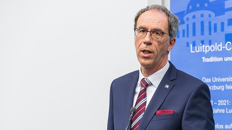 Seit April 2021 an der Spitze der Würzburger Universität: Präsident Prof. Paul Pauli, der selbst aus der Psychologie kommt. Als Lehrstuhlinhaber ist er seit Amtsantritt beurlaubt. Seit April 2021 an der Spitze der Würzburger Universität: Präsident Prof. Paul Pauli, der selbst aus der Psychologie kommt. Als Lehrstuhlinhaber ist er seit Amtsantritt beurlaubt.
