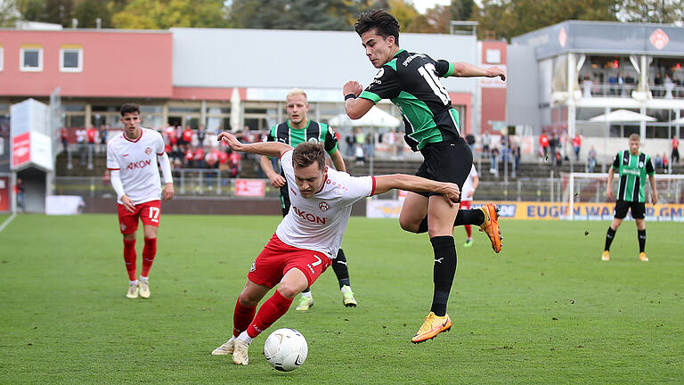 Fussball, Regionalliga Bayern, FC Würzburger Kickers - SpVgg Greuther Fürth II       -  v.li.: Ivan Franjic (FC Würzburger Kickers), David Pfeil (SpVgg Greuther Fürth II), Thomas Haas (FC Würzburger Kickers), Lucien Littbarski (SpVgg Greuther Fürth II)