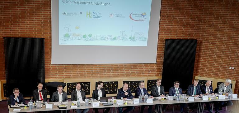 Erläuterten Aufgaben und Ziele der H2 Main-Tauber GmbH bei einer Pressekonferenz in Tauberbischofsheim (von links): Bruno Fleck (Tauber-Solar), Thomas Beier (Stadtwerke Wertheim), Paul Gehrig (Stadtwerk Tauberfranken), Dr. Christian Kley, Benjamin Trippe (beide Steinbeis-Innovationszentrum), Werner Spec, Arne Weinig (beide H2 Main-Tauber), Peter Herm (Initiator der Wasserstoff-Allianz), Landrat Christoph Schauder, Markus Herrera Torrez (Oberbürgermeister Wertheim), Udo Glatthaar (Oberbürgermeister Bad Mergentheim) und Dr. Thomas Lippert (Weberei Pahl).