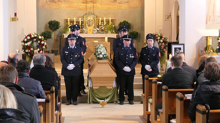 Die letzte Ehre erwiesen auch die Feuerwehrkameraden Bürgermeister Hermann Niediek. Die letzte Ehre erwiesen auch die Feuerwehrkameraden Bürgermeister Hermann Niediek.