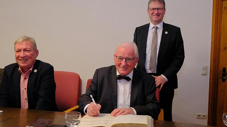 Der Eintrag ins Goldene Buch der Stadt Bad Königshofen gehörte ebenfalls zum Zeremoniell. Im Bild (von links) stellvertretender Bürgermeister Peter Kuhn, Prof. Ernst Oestreicher (Mitte) sowie Bürgermeister Thomas Helbling. Der Eintrag ins Goldene Buch der Stadt Bad Königshofen gehörte ebenfalls zum Zeremoniell. Im Bild (von links) stellvertretender Bürgermeister Peter Kuhn, Prof. Ernst Oestreicher (Mitte) sowie Bürgermeister Thomas Helbling.