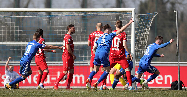 Im letztjährigen Halbfinale kassierten die Würzburger Kickers beim FV Illertissen eine bittere 1:3-Niederlage. Im letztjährigen Halbfinale kassierten die Würzburger Kickers beim FV Illertissen eine bittere 1:3-Niederlage.