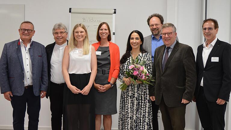 Zur Einweihung des Sprachlernzentrums kamen (von links): MdL Manfred Ländner, Jens Johanni (Diözesanpräses), Theresa Kirchner (Bereichsleitung Sprache &amp; Integration), Tanja Eisler (Leitung Kolping Akademie), Hülya Düber (Sozialreferentin Stadt Würzburg), MdL Patrick Friedl,&nbsp; MdL Volkmar Halbleib und Stefan Bothe (Geschäftsführer Kolping Mainfranken).