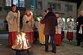 Zu Beginn der Osternachtsfeier in der Stadtpfarrkirche in Gerolzhofen wurde die Osterkerze am Osterfeuer vor dem Hauptportal der Kirche entzündet.