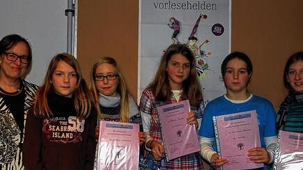 Glückwünsche für die besten Vorleserinnen: In den sechsten Klassen des Rhön-Gymnasiums zeichnete Schulleiterin Edith Degenhardt (von links) Carolin Vogt, Stella Hornung, Vorleseheldin Petra Jakobi, Katharina Schwabe und Natalie Demling aus.