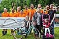 Der Verein 'Hoffnung schenken'mit Familie Stickel. Ronja und Oliver Stickel freuen sich mit ihren Kindern Enie (8) und Lotta (4) über die Unterstützung. Voller Stolz zeigt Enie das lange ersehnte Fahrrad, das sie an diesem Wochenende vom Verein geschenkt bekam.