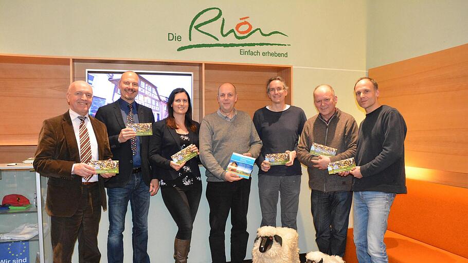 Das Jahresprogramm 2018 des Naturparks und Biosphärenreservats wurde vorgestellt: (von links) Vorsitzender Landrat Thomas Habermann, Geschäftsführer Klaus Spitzl, Jennifer Rother von der Rhön-GmbH, Michael Dohrmann vom Haus der Langen Rhön, Joachim Schneider von der Umweltbildungsstätte Oberelsbach, der Leiter der Biosphärenreservat-Verwaltungsstelle, Michael Geier, und Claus Schenk vom Haus der Schwarzen Berge.  Foto: Stefan Kritzer       -  Das Jahresprogramm 2018 des Naturparks und Biosphärenreservats wurde vorgestellt: (von links) Vorsitzender Landrat Thomas Habermann, Geschäftsführer Klaus Spitzl, Jennifer Rother von der Rhön-GmbH, Michael Dohrmann vom Haus der Langen Rhön, Joachim Schneider von der Umweltbildungsstätte Oberelsbach, der Leiter der Biosphärenreservat-Verwaltungsstelle, Michael Geier, und Claus Schenk vom Haus der Schwarzen Berge.  Foto: Stefan Kritzer