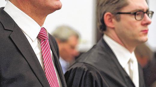 Vor dem Bonner Landgericht: Ein Angeklagter (links) steht neben seinem Anwalt. Der Strafprozess gegen drei ehemalige Manager des Billigstromanbieters Teldafax hat erneut begonnen.