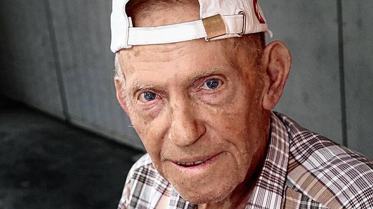 Der 77-jährige Manfred H. verkauft seit 11 Jahren die Obdachlosenzeitung. Foto: Theresa Müller