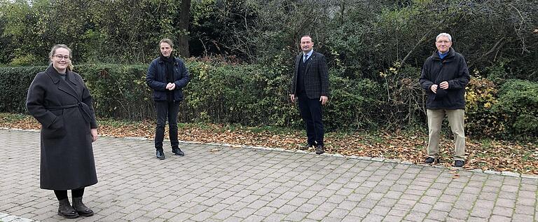 Hier soll die neue Kindertagesstäte entstehen. Im Bild (von links) Laura Küllstädt und Jürgen Hauck vom Planungsbüro hjparchitekten, Bürgermeister Christian Keller und Dritter Bürgermeister Ludwig Weth. Hier soll die neue Kindertagesstäte entstehen. Im Bild (von links) Laura Küllstädt und Jürgen Hauck vom Planungsbüro hjparchitekten, Bürgermeister Christian Keller und Dritter Bürgermeister Ludwig Weth.