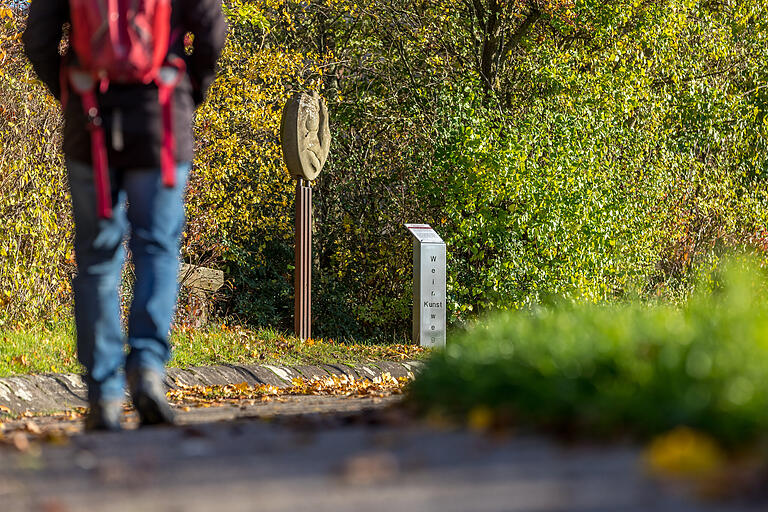 Unterwegs zum Weinkunstwerk 'Genießen mit allen Sinnen'. Für die Winzer gehören die fünf Sinne zur Grundlage, um einen guten Wein zu erzeugen. Unterwegs zum Weinkunstwerk 'Genießen mit allen Sinnen'. Für die Winzer gehören die fünf Sinne zur Grundlage, um einen guten Wein zu erzeugen.