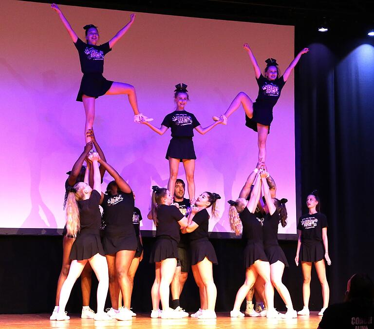 Hoch hinaus ging es bei der artistischen Darbietung der Black Paws Cheerleader (PBC) Würzburg 'Team Gold' des American Sports Club Würzburg e.V. Hoch hinaus ging es bei der artistischen Darbietung der Black Paws Cheerleader (PBC) Würzburg 'Team Gold' des American Sports Club Würzburg e.V.
