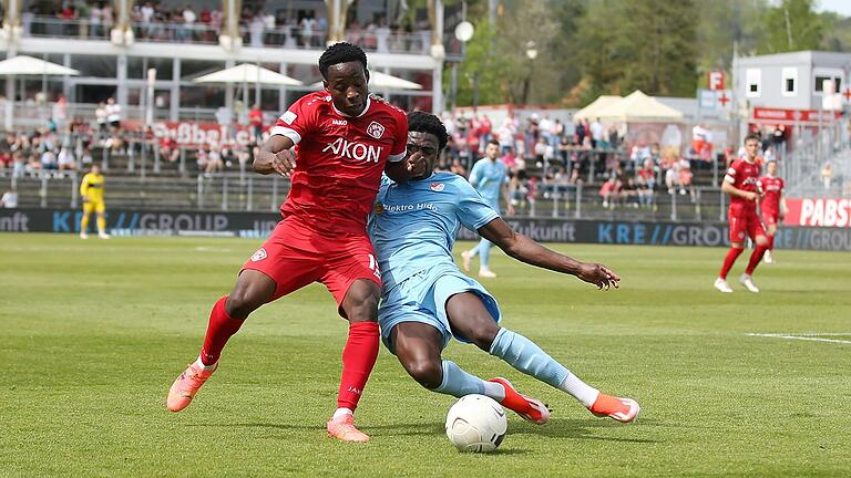 Die Würzburger Kickers mit Benjika Caciel (links im Zweikampf mit Fadhel Morou) setzten sich souverän mit 4:0 gegen Türkgücü München durch. Die Würzburger Kickers mit Benjika Caciel (links im Zweikampf mit Fadhel Morou) setzten sich souverän mit 4:0 gegen Türkgücü München durch.