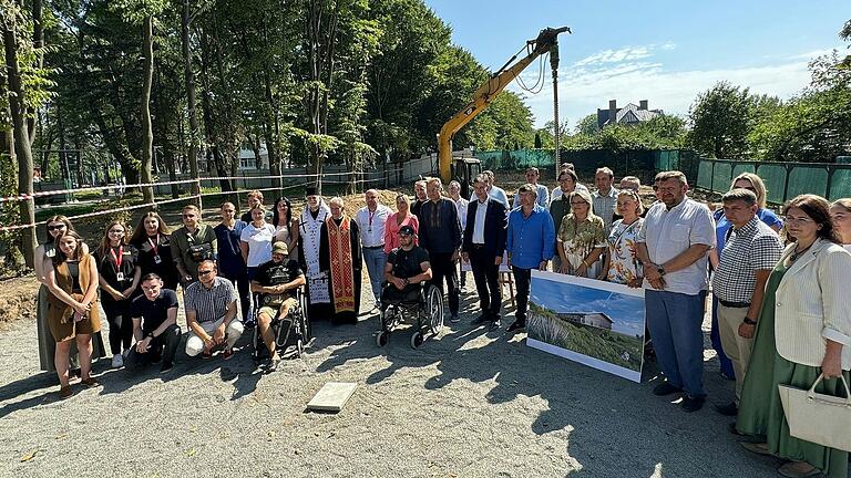 Nach der Grundsteinlegung am 29. August für ein 'Mental Health Center' am St. Lukas-Krankenhaus in Würzburgs Partnerstadt Lwiw mit den beiden Oberbürgermeistern Andrij Sadovyj und Christian Schuchardt (Bildmitte). Nach der Grundsteinlegung am 29. August für ein 'Mental Health Center' am St. Lukas-Krankenhaus in Würzburgs Partnerstadt Lwiw mit den beiden Oberbürgermeistern Andrij Sadovyj und Christian Schuchardt (Bildmitte).