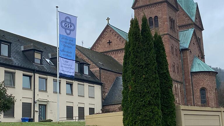 Die Fahne hängt bereits, doch der Einzug der Intensivpflege-Wohngemeinschaft und einer Einheit für Beatmungsentwöhnung in das ehemalige Kloster Neustadt klappt dieses Jahr nicht mehr.