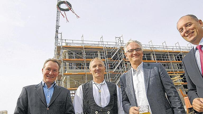 Investoren mit Dachdeckermeister: (von links) Claus Fröhlich, Stefan Feineis, Jens Geisendörfer und Stefan Kratz.