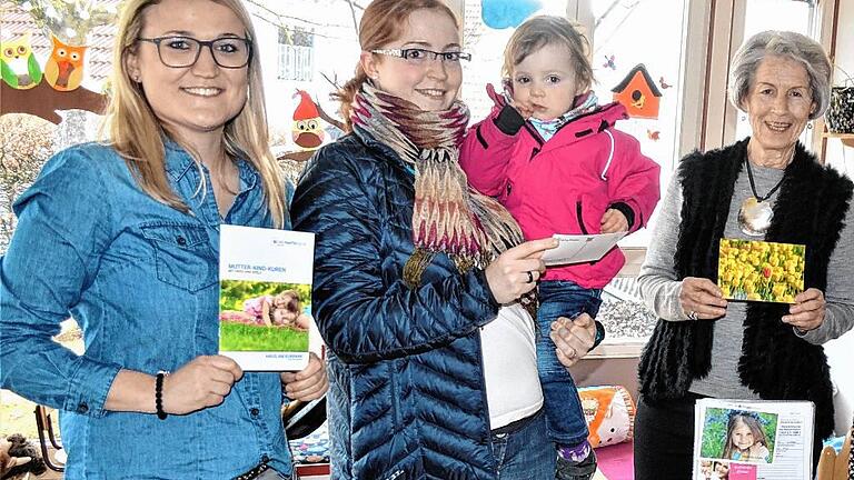 Blühen im Bad Königshöfer Mutter-Kind-Kurhaus wieder auf: Andrea Wiegand aus Körle bei Kassel und ihre Tochter Jule (Mitte). Mit im Bild Stadträtin Erika Idriss (rechts), die Bürgermeister Thomas Helbling vertrat, und Haus am Kurpark-Mitarbeiterin Julia Zoller.