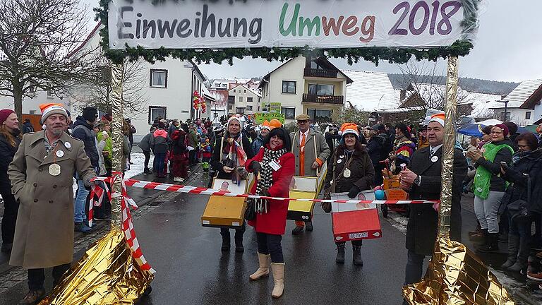 Einen kleinen Vorgeschmack auf das große Fest der Einweihung der Wegfurter Ortsumgehung erhielten die Fosenochtsfans beim Fosenochtszug in Wegfurt, als Dorothee Bär (Katja Kleinhenz) das Band durchschneiden durfte. Einen kleinen Vorgeschmack auf das große Fest der Einweihung der Wegfurter Ortsumgehung erhielten die Fosenochtsfans beim Fosenochtszug in Wegfurt, als Dorothee Bär (Katja Kleinhenz) das Band durchschneiden durfte.