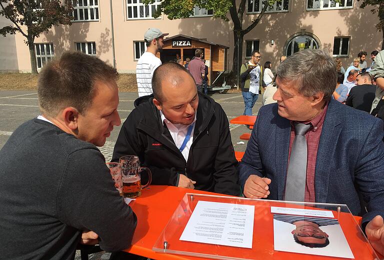 Ließen sich das große Treffen nicht entgehen (von links): Sebastian Franz und Thomas Neufeld. Schulleiter Harald Bauer konnte sie auch für die Idee der 'Wall of fame' begeistern. Ließen sich das große Treffen nicht entgehen (von links): Sebastian Franz und Thomas Neufeld. Schulleiter Harald Bauer konnte sie auch für die Idee der 'Wall of fame' begeistern.