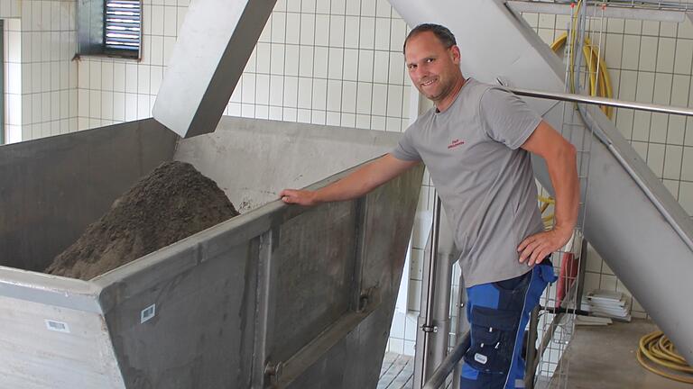 Betriebsleiter Marco Klebrig zeigt den neuen Sandklassierer im umgebauten Gebäude der Fäkalannahmestation der Kläranlage in Gerolzhofen. Der Sand fällt in einen Container, der auf Schienen steht und für den Abtransport hinausgeschoben werden kann. Betriebsleiter Marco Klebrig zeigt den neuen Sandklassierer im umgebauten Gebäude der Fäkalannahmestation der Kläranlage in Gerolzhofen. Der Sand fällt in einen Container, der auf Schienen steht und für den Abtransport hinausgeschoben werden kann.