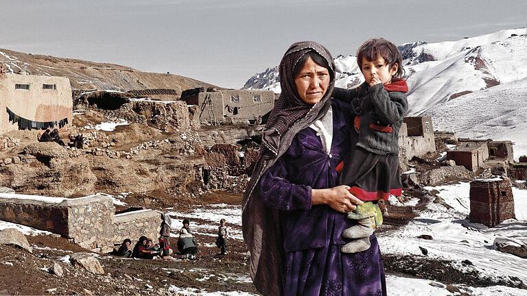 Wie diese Bäuerin im zentralen Hochland sind in Afghanistan Millionen Menschen auf Winterhilfe angewiesen.