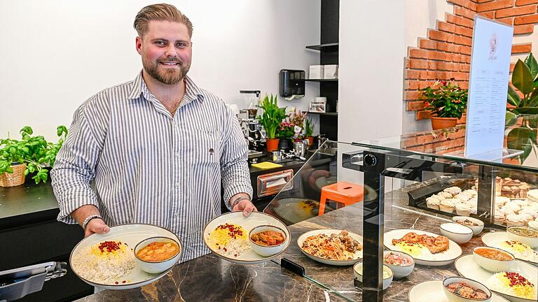 Seit zwei Wochen gibt es das neue Lokal 'Safran' in der Herzogenstraße in Würzburg. Seitdem wird dort persisches Essen gekocht. Kris Wolf ist einer der zwei Inhaber. Seit zwei Wochen gibt es das neue Lokal 'Safran' in der Herzogenstraße in Würzburg. Seitdem wird dort persisches Essen gekocht. Kris Wolf ist einer der zwei Inhaber.