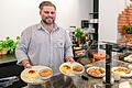 Seit zwei Wochen gibt es das neue Lokal 'Safran' in der Herzogenstraße in Würzburg. Seitdem wird dort persisches Essen gekocht. Kris Wolf ist einer der zwei Inhaber.