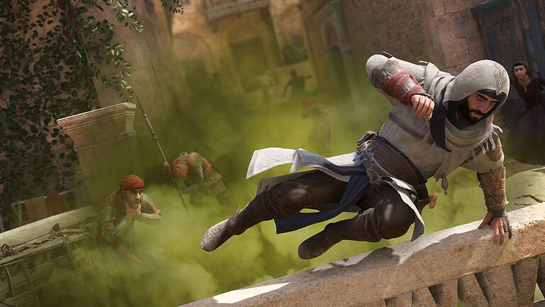 Screenshot aus &bdquo;Assassin's Creed Mirage&rdquo;       -  Hops! Ab über die Wand springen, nachdem die Wachen mit grünem Nebel außer Gefecht gesetzt wurden.
